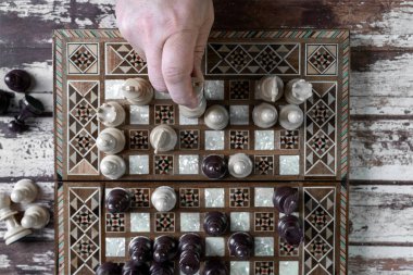 Renkli ahşap masadan soyulmuş eski bir el oyununun üst görüntüsü