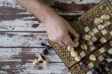 Renkli ahşap masadan soyulmuş eski bir el oyununun üst görüntüsü