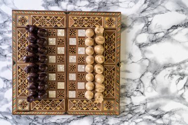 Kaymaktaşı taşı masadaki satranç oyununun üst görünümü