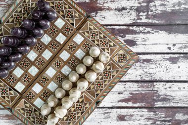 Renkli ahşap masa soyulmuş eski bir satranç oyununun üst görüntüsü