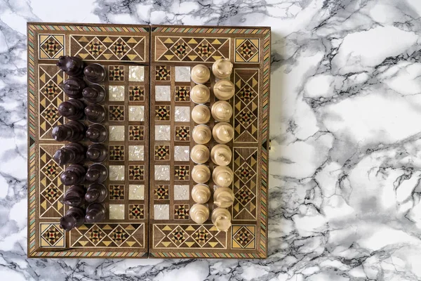 Kaymaktaşı taşı masadaki satranç oyununun üst görünümü