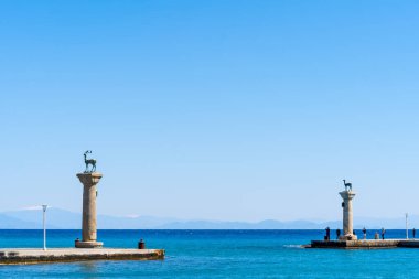 Rodos 'ta Rodos Limanı' nda, Rodos Yunanistan 'da Mandraki' de Doe heykelleri