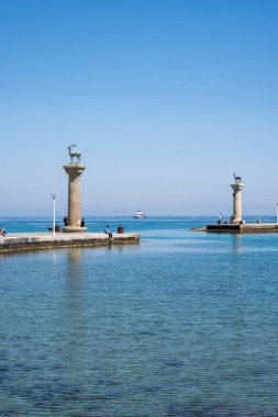 Rodos 'ta Rodos Limanı' nda, Rodos Yunanistan 'da Mandraki' de Doe heykelleri