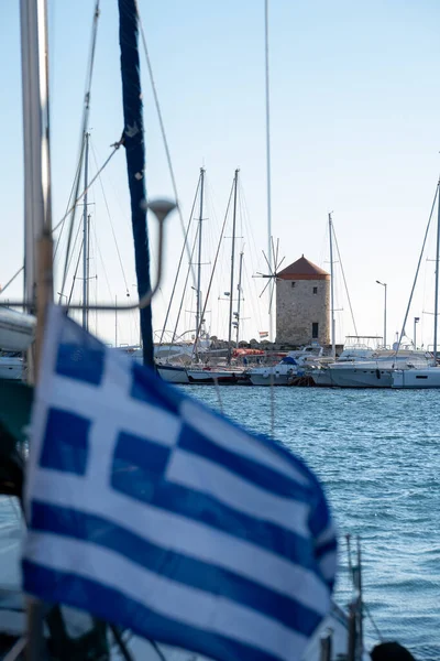 Väderkvarnar Mandraki Hamn Rhodos Grekland Med Grekisk Flagg — Stockfoto