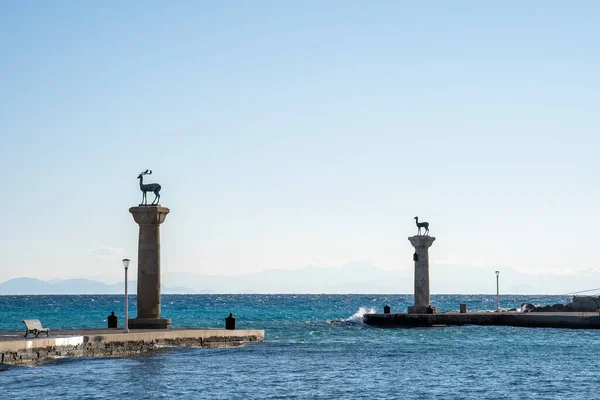 Αγάλματα Αγνώστων Στοιχείων Στο Λιμάνι Της Ρόδου Στο Μανδράκι Της — Φωτογραφία Αρχείου