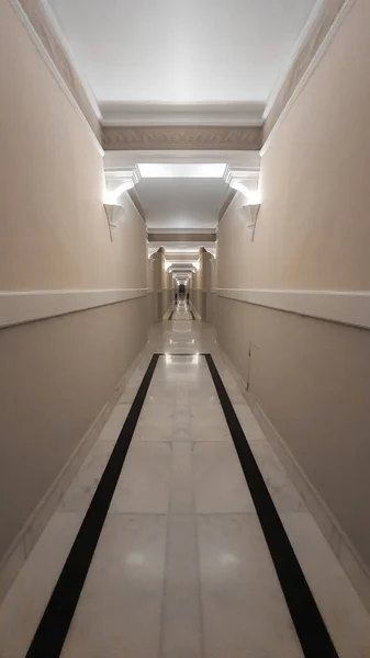 Très Long Couloir Dans Hôtel Avec Des Lumières Cachées — Photo