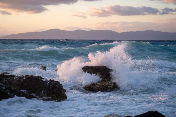 Sea Wave Sunset Hitting Rock Beach — Foto de Stock