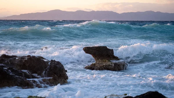 Θαλασσινό Κύμα Στο Ηλιοβασίλεμα Χτυπά Βράχο Στην Παραλία — Φωτογραφία Αρχείου