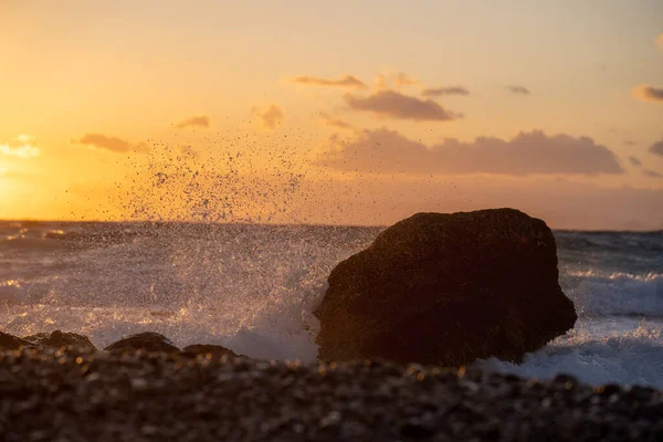 Sea Wave Sunset Hitting Rock Beach — Foto de Stock