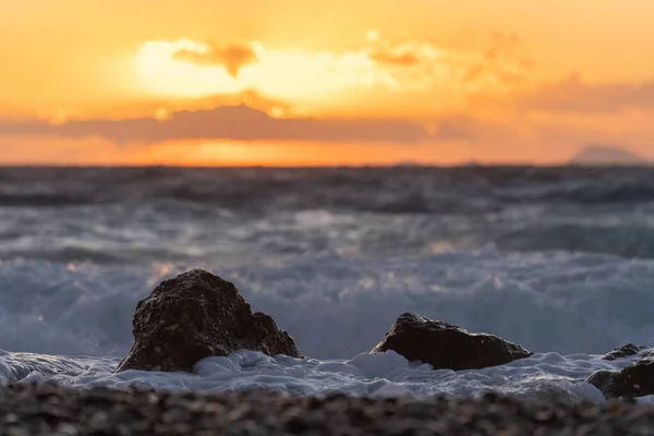 Sea Wave Sunset Hitting Rock Beach — Φωτογραφία Αρχείου