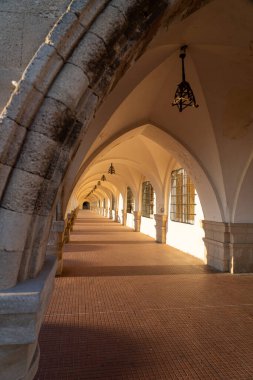 Eski bir antik kilisenin sütun ve geçidi..