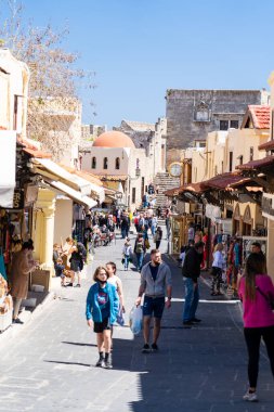 11.04.2022 Rodos, Yunanistan Eski Mandraki kentindeki pazara bakış .