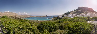 Yunanistan 'da beyaz renkli evleri olan Lindos' un panoramik manzarası.