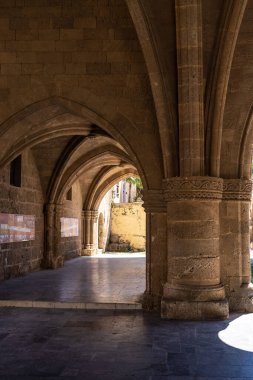 Rodos Şövalyelerinin Sokağında Aziz John 'un kolları ve kemerleri