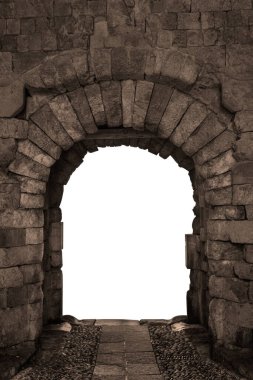 İzole edilmiş antik kemerli taş giriş.