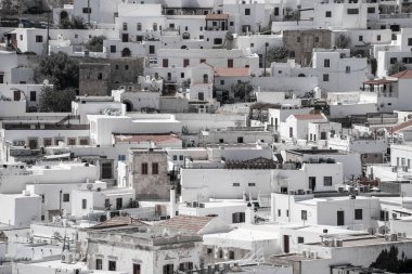 Yunanistan 'da beyaz renkli evleri olan Lindos kenti.