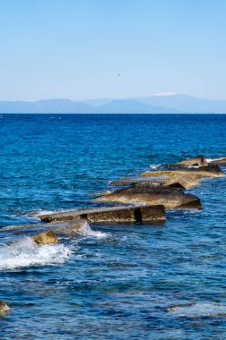 Eski taş çıplaklar ve büyük kayalar sahilde gemilerin sahile yaklaşmasını engellemek için bir bariyer oluşturdu..