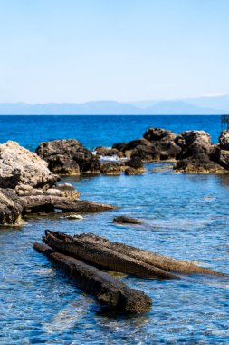 Eski taş çıplaklar ve büyük kayalar sahilde gemilerin sahile yaklaşmasını engellemek için bir bariyer oluşturdu..