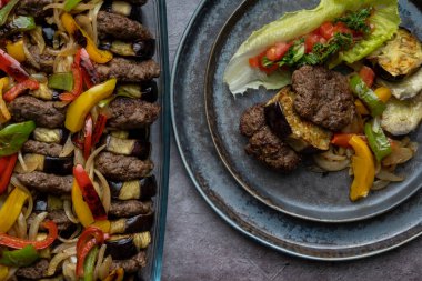 Baingan kebabı veya patlıcan kebabı.,