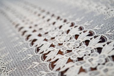 Beyaz el, ahşap masaya örülmüş altlık dantel..