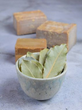 Laurus nobilis, Halep sabunu el yapımı, sert sabundur.