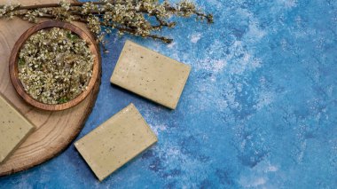 Üst manzara, Halep sabunu ve dray Laurus nobilis çiçeği ahşap bir tabakta .