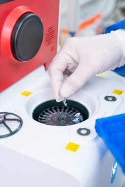 PCR test ekipmanları renksiz tepki gemisi içeriyor