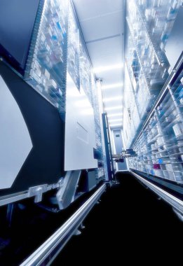 Modern eczane deposu ve bir robot el bir eczanede uyuşturucu düzenliyor ve depoluyor..