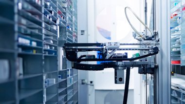 Modern eczane deposu ve bir robot el bir eczanede uyuşturucu düzenliyor ve depoluyor..