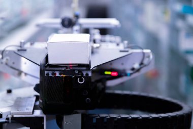 Modern eczane deposu ve bir robot el bir eczanede uyuşturucu düzenliyor ve depoluyor..