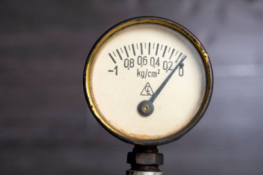 Metrik birimler kullanarak santimetre kare başına kilogram kuvvet kullanan antika eski basınç göstergesi