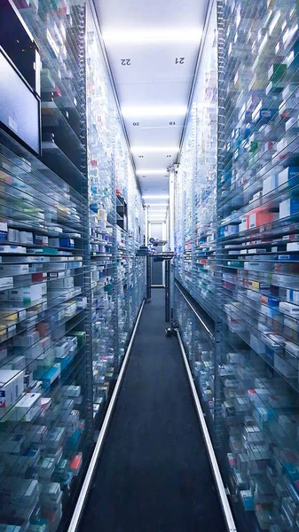 Modern eczane deposu ve bir robot el bir eczanede uyuşturucu düzenliyor ve depoluyor..