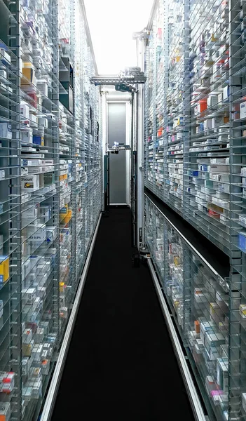 Modern eczane deposu ve bir robot el bir eczanede uyuşturucu düzenliyor ve depoluyor..