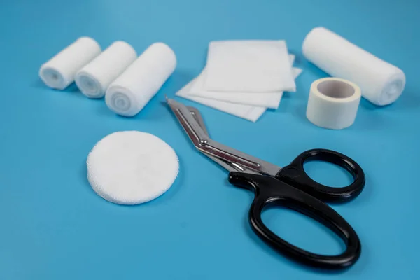 Mavi renkli yüzeye karşı ilk yardım çantası.