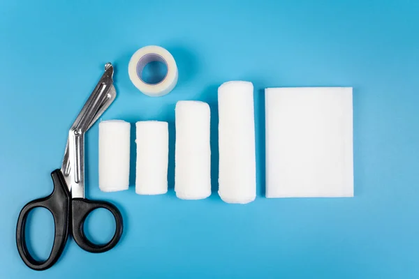 Mavi renkli yüzeye karşı ilk yardım çantası.