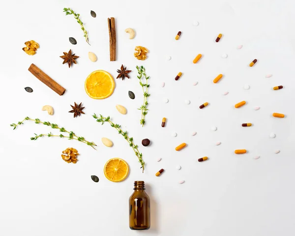 Bitkisel ilaçlara karşı kimyasal tıp üst görünüm veya düz beyaz arka plan - ilaçlara karşı bitkisel