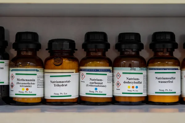 Malzemelerin tespit edilmesi veya eczane laboratuarlarındaki malzemelerin çıkarılması veya bileşimi ve bileşimi için belirli bir reaksiyona neden olan kimya reaktörü.