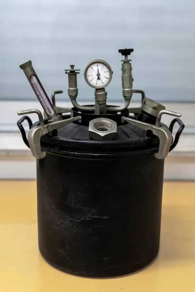 Eski eczacılık otoklavisi, yüksek sıcaklık ve basınç gerektiren endüstriyel ve bilimsel süreçleri gerçekleştirmek için kullanılan makine. .