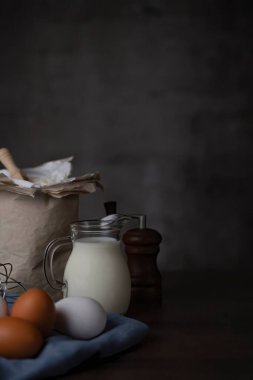 Sütlü un ve koyu arkaplan yumurtaları.