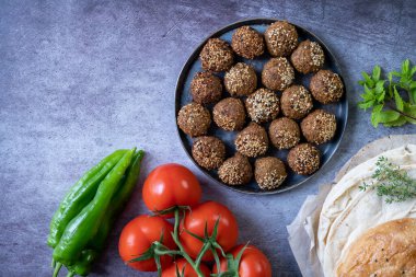 Masadaki Falafel tabağının üst görüntüsü