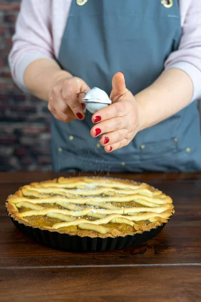 Femeile Pregătesc Tartă Delicioasă Mere Sau Plăcintă Mare Fundalul Mesei — Fotografie, imagine de stoc