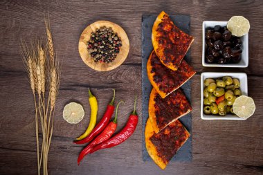 Düz ekmek, üstünde sıcak ve baharatlı kırmızı biber.