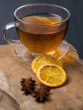 Limon dilimleri ve anasonlu çay, bitkisel tişört.