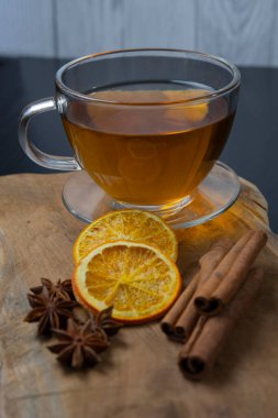 Limon dilimli çay ve anason, tarçın.