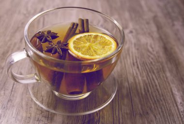 Limon dilimli çay ve anason, tarçın.