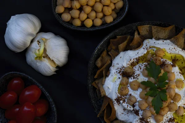 Levantine Fatteh 'in üst görünümü, yağlı humus genellikle kızarmış ya da kızarmış pide ve nohut parçalarından oluşur. 