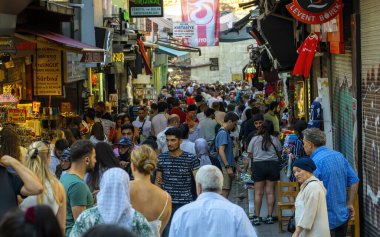 Misir Carsisi veya Bazar yakınlarındaki Turkey Old Market 'te. Tatilden önce kalabalık.