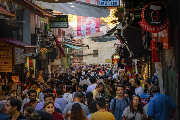 Misir Carsisi veya Bazar yakınlarındaki Turkey Old Market 'te. Tatilden önce kalabalık.