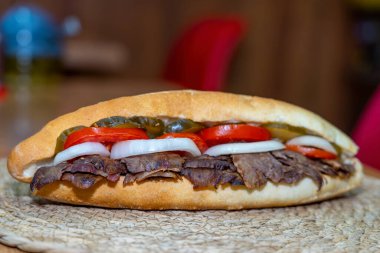 Etli sandviç ya da tabakta Sandvi dner..