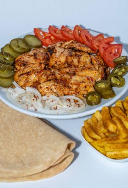 Restoranda tavuk bağış tabağı. İzole edilmiş.